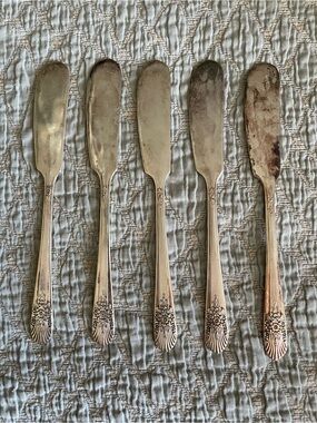 5 VTG WM ROGERS MFG. & CO. SILVER MIST PATTERN SILVER PLATE 6” BUTTER SPREADERS